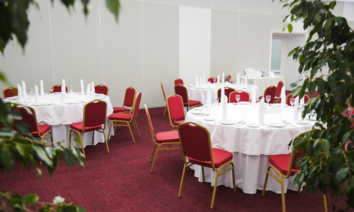 <p>Hoff — сеть гипермаркетов мебели и товаров для дома, насчитывающая 37 магазинов по всей России и более 3600 сотрудников. Наши магазины посещают 5 миллионов гостей каждый год. </p><p>Приходите за вдохновением для интерьера, мебелью и предметами декора, светом, коврами, шторами, текстилем, посудой и другими товарами.<br><br></p><p>С Hoff вы воплотите практически любую идею без лишних затрат, а наша служба сервиса возьмет на себя все заботы о доставке, сборке и установке мебели. <br><br></p><p>Вам остается только сделать выбор!</p>