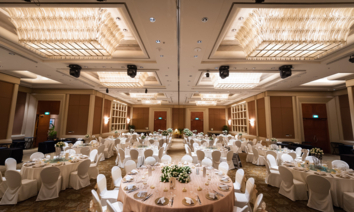 <p>Профессиональный и качественный текстиль для сектора HORECA вы можете приобрести в компании ЮНТЕКС-С.<br>ЮНТЕКС-С основана в 2000 году в г, штаб-квартира нашей фирмы располагается в г.МОСКВА,<br>  и за многолетний период работы смогла наладить четкую работу с <br>поставщиками, с европейскими дизайн-студиями, что на сегодняшний день <br>нам позволяет предложить самый модный и качественный профессиональный <br>текстиль в Сибирском Федеральном округе.<br>Предлагаем текстиль, который отвечает <br>европейским стандартам качества. В нашей компании вы можете приобрести <br>как смесовые ткани,  так и натуральные ткани используемые для производства профессионального столового и постельного белья. NATURAL FIBER®<br> зарегистрированная торговая марка натуральных волокон,  используется <br>для производства  тканей для скатертей. Нанесение современных  пропиток <br>позволит продлить срок службы изделия, использовать его в более <br>агрессивной среде. Кроме популярной водоотталкивающей пропитки TEFLON®  для скатертей, мы предлагаем огнезащитную пропитку ARCOFIRE®. Для постельных комплектов пропитка MICROBAN® , получила широкую популярность в Европе.<br>Участие в международных выставках, <br>сотрудничество с ведущими европейскими дизайн студиями, позволяет <br>отслеживать и предлагать самые последние тренды в области дизайна, <br>пошива и колористки. Только в нашей компании вы найдете самые модные <br>цвета года тканей для производства профессионального столового белья.<br>.<br>ЮНТЕКС-С предлагает профессиональный пошив<br> столового и постельного белья. Наш швейный цех оснащен современным <br>импортным оборудованием. При пошиве используется качественная фурнитура.<br> Имеется возможность производства в промышленном масштабе текстильных салфеток для нужд рекламы и презентаций. Наличие складской программы тканей позволяет выполнить заказ в кротчайший срок.<br>В нашей компании вы также можете заказать шторы, одеяла, подушки для гостиничного комплекса. Махровые изделия ФРЕШ подойдут для отелей различной категории.<br>.<br>Не скупитесь при выборе текстиля. Ведь красивый качественный текстиль для ресторана<br> это один из не дорогих, но один из самых эффективных способов придать <br>вашему заведению некий шарм... а если вы будете следовать моде в области<br> текстиля ваше заведение будет пользоваться большой популярностью среди <br>клиентов.<br>.<br>Сделав заказ на текстиль в ЮНТЕКС-С вы будете вне конкуренции.</p>