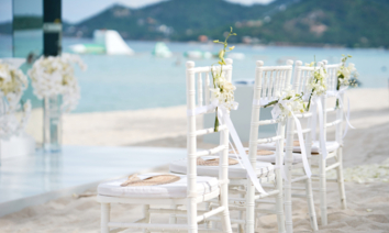 <p>Еврочехол стоит гораздо меньше, чем один визит в мастерскую по перетяжке обивки или новый диван, а пользоваться им вы сможете неоднократно. К тому же, вы можете менять еврочехлы в зависимости от настроения и тенденций в дизайне интерьера.</p><p>Вторая сильная сторона – конструктивное решение. Раньше чехлы для мебели не были универсальными и сложно было подобрать то, что смотрелось бы на мебели, как "новая обивка". Мы разработали универсальную модель, которая подойдет даже самой нестандартной мебели.<br>Еврочехлы идеально садятся практически на все виды мебели: клик-кляк, тахта, софа, угловые диваны и т.д. Такая универсальность достигается благодаря уникальной технологии Bielastico. Материал хорошо держит форму и быстро ее восстанавливает, а значит еврочехол будет идеально облегать мебель, а не топорщиться, как это бывает с другими чехлами. А также он абсолютно экологичен и безвреден.</p>