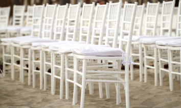 <p>Компания «Decorum» образована в 2014 году как место, где живет вдохновение. На сегодняшний день у нас два салона в Москве. Салон Американского интерьера и Галерея Американского света.</p><p>Здесь представлены лучшие коллекции и модные новинки американских производителей таких, как Hudson Valley Lighting Group, Theodore Alexander, Bernhardt, John Richard, Vanguard Furniture, элегантная дизайнерская мебель, изысканный свет, изящные аксессуары, ковры и ткани.</p><p>Американский интерьерный дизайн придется по вкусу людям, которые ценят собственную индивидуальность и высокое качество, чтят традиции.</p><p>DECORUM Москва- интерьерные салоны американской дизайнерской мебели премиум-класса Мебель в американском стиле отличает добротность, внимание к деталям и в то же время лаконичность и умеренность, без чрезмерного увлечения декоративными элементами. Американская дизайнерская мебель для дома не очень широко представлена на российском рынке, хотя она ничем не уступает мебели европейских марок. На нашем сайте дизайнерской мебели представлены американская мягкая мебель, столы и комоды, а также элементы освещения и декора помещения от ведущих американских дизайнеров.</p><p>Американская мебель для дома — классика, которая существует вне модных тенденций, вне времени. Создавая её, дизайнеры ориентируются не на преходящие тренды, а на вечные ценности. Прочность и высочайшее качество исполнения олицетворяют родственные связи, узы любви и дружбы, тепло и уют семейного очага. Мебель в американском стиле выглядит как мебель с историей, но на самом деле её история начнется у вас дома: эта мебель прослужит долго, станет семейной реликвией. В шоурумах DECORUM Москва вы можете купить мебель из США, которая создавалась настоящими кутюрье интерьера – Томасом О’Брайеном, Джоном Блеком, Сюзанной Каслер. Американская элитная мебель, представленная в нашем шоуруме, изготовлена из натуральных материалов и твёрдых пород дерева, она красива, прочна и приятна на ощупь. Воплотите в жизнь мечту об идеальном доме вместе с нами!</p>