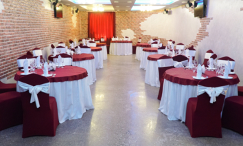 <p>«Лазурит» — крупнейшая в России сеть по продаже корпусной и мягкой мебели для дома, офиса, гостиниц. Мебель под ТМ Lazurit представлена в 160 городах России. Розничная сеть компании – это 500 фирменных салонов и федеральный интернет-магазин (по данным за декабрь 2015г). Управляющая компания находится в самом западном регионе РФ - в г. Калининграде.</p><p><strong>История</strong><br>Под маркой «Лазурит» более 20 лет разрабатывается и производится широкий ассортимент мебели для дома, офиса и гостиниц в оригинальном дизайне. <br>С 1996 года в Калининграде начали работать первые мебельные салоны под маркой «Лазурит». 2002 год – начало оптовых поставок на российский рынок, а с 2004 года во всех крупных городах России начали открываться <br>фирменные салоны компании. Сегодня работают Региональные отделения Торгового дома «Лазурит»: Московское, Северо-Западное, Уральское, Центральное, Сибирское, Южное, Приволжское, Дальневосточное. <br><strong>Фирменный стиль</strong><br>Фамильная черта мебели «Лазурит» – использование природных материалов в сочетании с новейшими технологиями в производстве мебели. Фасады из бамбуковых и ротанговых полотен неизменно используются компанией, несмотря на трудоёмкость процесса ручной обработки материалов.</p>Со временем фирменные варианты декорирования мебели дополнились новыми типами фасадов из натурального шпона, лакированного акрилового глянца и инновационного матового покрытия. В основе как современных, так и классических интерьерных решений от Торгового дома «Лазурит» – модульная мебель для всей семьи. <br><strong>Продукт и сервис</strong><br>Концепция модульной мебели «Лазурит» отличается универсальностью и отвечает различным стилям жизни людей любых возрастов. Вся мебель «Лазурит» подразделяется по категориям и типам комнат. На данный момент <br>выпускается более 25 серий мебели для гостиных, спален, прихожих, детских, подростковых, кабинетов, кухонь, а также серия офисной мебели и мебель для гостиниц под заказ.  <br><ul><li>СПАЛЬНИ </li><li>	ГОСТИНЫЕ </li><li>	ДЕТСКИЕ </li><li>	ПРИХОЖИЕ </li><li>	КАБИНЕТЫ </li><li>	ОФИСНАЯ МЕБЕЛЬ </li><li>	ГОСТИНИЧНАЯ МЕБЕЛЬ</li></ul>	Стандартная гарантия на мебель «Лазурит» – 3  года. При фирменной сборке специалистами «Лазурита» период гарантийного обслуживания мебели увеличивается до 6 лет. На мебельную фурнитуру действует пожизненная <br>гарантия. <br><strong>Достижения и награды</strong><br>Компания «Лазурит» была высоко отмечена организаторами различных выставок вследствие динамичного развития и постоянного следования актуальным тенденциям в области дизайна и технологий мебельного производства. За применение современных материалов и технологий в дизайне компания «Лазурит» удостоилась дипломов 16-ой Международной выставки в номинациях «Сегодня лучше всех» и «Инновации. Взгляд в будущее».<br>По итогам 17-ой Международной специализированной выставки «Мебель-2005» (г. Москва, ЗАО «Экспоцентр» на Красной Пресне) компания «Лазурит» была выбрана в номинации «Лучшая дизайнерская разработка» за набор мебели для спальни «Магна» с вручением Гран-при ОХТС. <br>В 2010 году на американской выставке TheHighPointMarket «LAZURIT FurnitureCorporation» была награждена «За лучшую линию современной модульной мебели 2010 года».<br>Компания «Лазурит» уделяет особое внимание управлению бизнесом, что в частности подтверждено дипломом и медалью «Золотой империал» Международной программы «Партнерство ради прогресса» за применение современных методов управления бизнесом в области международной экономической деятельности.<br> Проведённый в июле 2016 году опрос на определение индекса лояльности NPS показал, что 85% клиентов компании «Лазурит» готовы рекомендовать её своим друзьям.<br>В 2007 году по оценке агентства Росбизнесконсалтинг Торговый дом «Лазурит» вошел в первую десятку российских лидеров мебельного производства и продаж. В 2011 году компания «Лазурит» включена в ТОП-10 <br>как крупная розничная сеть по оценке РБК, в 2013 году в ТОП-5 как наиболее динамичная мебельная компания по выручке.