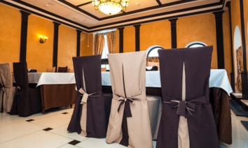 <p>Мы реализуем оптом хлопковые, полиэстеровые и смешанные ткани. Нашими основными клиентами являются швейные фабрики, а также торговые организации города Иваново и области.
</p><p>Продукция компании ТД «ПолиТекс» представлена следующими видами тканей:</p><ul><li><strong>Поплин.</strong> Одноцветная, двусторонняя либо узорчатая материя, которая представляет собой сочетание плотной основы и поперечного редкого утка. Отличается способностью сохранять первоначальную форму и цвет. Поплин рекомендуется стирать при температуре не более 60°С, а гладить при температуре до 110°С.</li><li><strong>Сатин.</strong> Ткань, для которой характерна шелковистая лицевая поверхность. Гладкость, легкость и заманчивый блеск являются отличительными чертами данной материи. В процессе изготовления этой ткани используется специальное (очень плотное) сплетение нитей, чем объясняются ее потребительские свойства. Сатин не скользит по кровати и не электризуется, что позволяет использовать его в качестве постельного белья.</li><li><strong>Полиэстер.</strong> Это общее наименование для материи, выполненной из полиэфирных материалов и волокон, получаемых путем расплава полиэтилентерефталата. Высокая износостойкость, прочность, а также устойчивость к воздействию влаги и ультрафиолета считаются основными преимуществами полиэстера.</li><li><strong>Полисатин.</strong> Эта ткань не пропускает влагу и воздух. Она обладает способностью быстро высыхать, незначительным весом, а также характерной гладкой структурой. В основном, полисатин используется для пошива комплектов постельного белья, покрывал, одеял. Основным компонентом ткани является полиэстер. Сочетание вышеозначенных потребительских характеристик с демократичной стоимостью сделали полисатин очень востребованным на российском текстильном рынке.</li><li><strong>Микрофибра.</strong> Это ткань, изготовленная из особо тонких микроволокон, диаметр которых не превышает 0,06 миллиметров. Данная материя отличается бархатистой и мягкой структурой, а также способностью впитывать влагу. Микрофибра устойчива к химическому и световому воздействию, она не протирается и легко устраняет любые загрязнения.</li><li><strong>Тик.</strong> Это плотная материя саржевого либо полотняного плетения, наиболее часто применяемая для изготовления наперников, одеял и матрасов. Данную ткань вырабатывают из хлопчатобумажной или льняной пряжи. У нас Вы можете купить оптом тик по весьма демократичной цене.</li></ul>